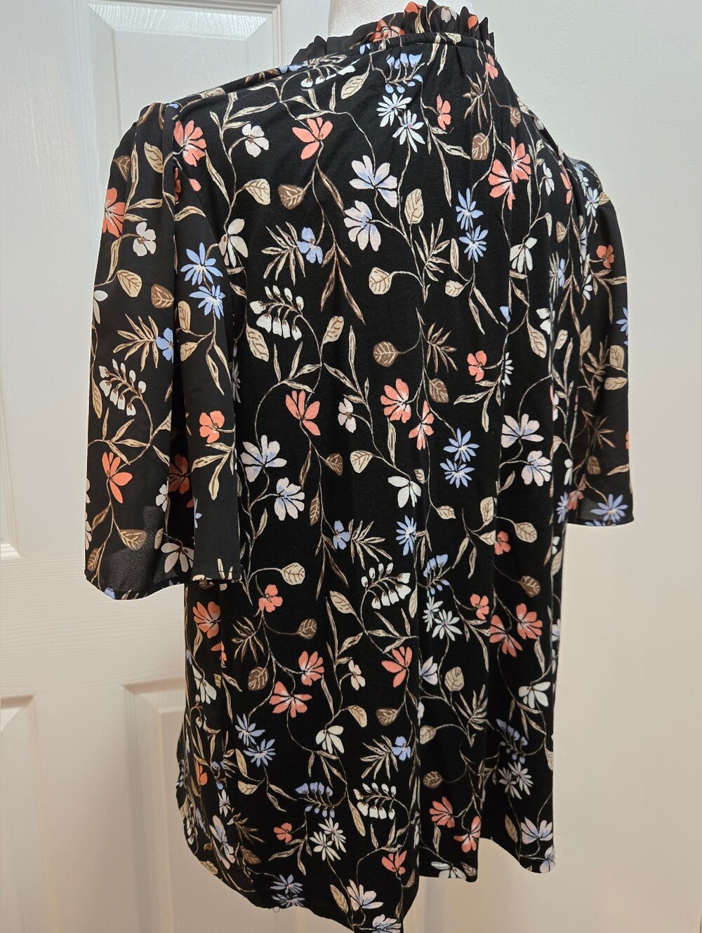 LOFT Black &  Floral Tie-Neck Short Sleeve Blouse Size M - Picture 5 of 14